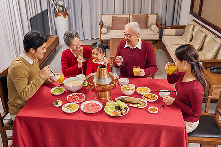 春节一家人吃年夜饭高清图片