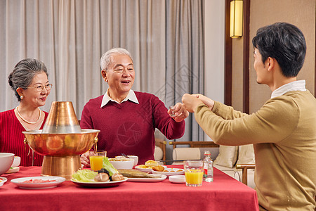 一家人春节吃年夜饭敬酒图片