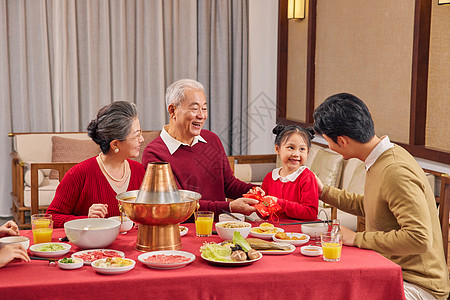 年夜饭长辈给小女孩发红包高清图片