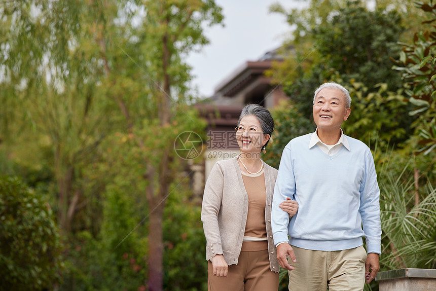 老年夫妇户外散步图片