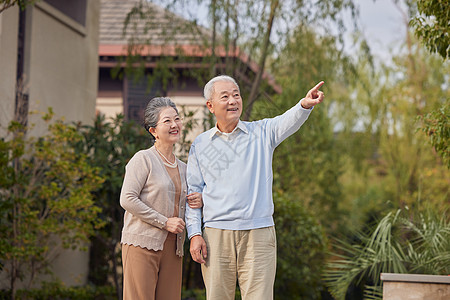 老人小区老年夫妇户外散步背景