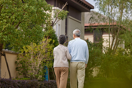 运动人物老年夫妇户外散步背影背景