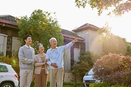 走路年轻男性陪伴父母户外散步背景