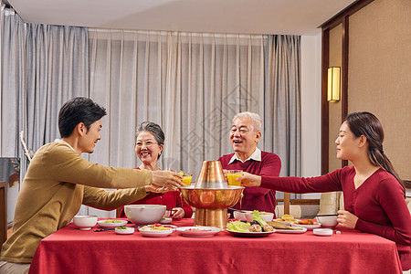 幸福一家人吃年夜饭碰杯图片