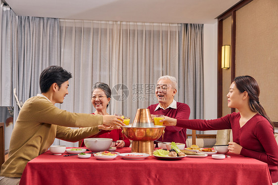 幸福一家人吃年夜饭碰杯图片