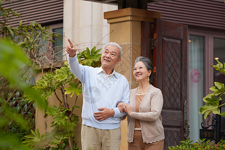 老年夫妇家门口散步背景图片