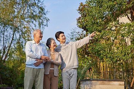 老人散步年轻人陪着父母亲散步背景