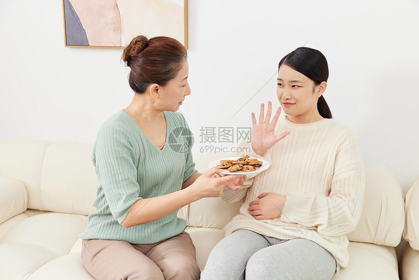 年轻准妈妈孕期食欲不振图片