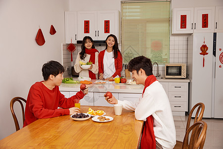 青年男女居家做饭迎新年高清图片