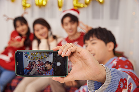 年轻人聚会过圣诞拿手机自拍记录图片