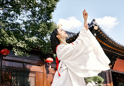 神明少女角楼前仰望天空高清图片