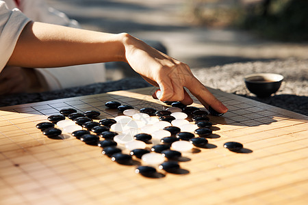 东方美古风美女户外喝茶下棋特写背景