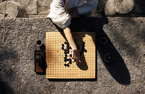 中国美女古风美女户外喝茶下棋俯拍背景