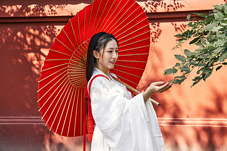 优雅撑着伞的古风气质神明少女背景图片