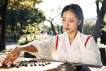 国潮少女优雅和服少女户外下围棋背景