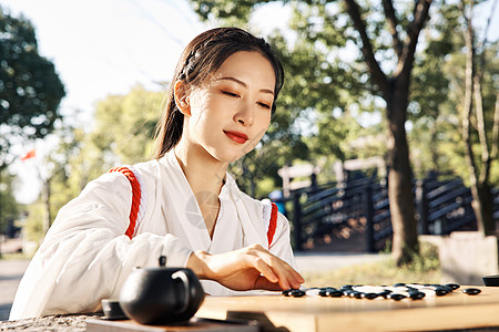 复古围棋素材户外下棋的古风气质少女背景