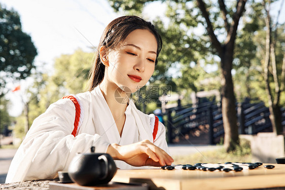 户外下棋的古风气质少女图片