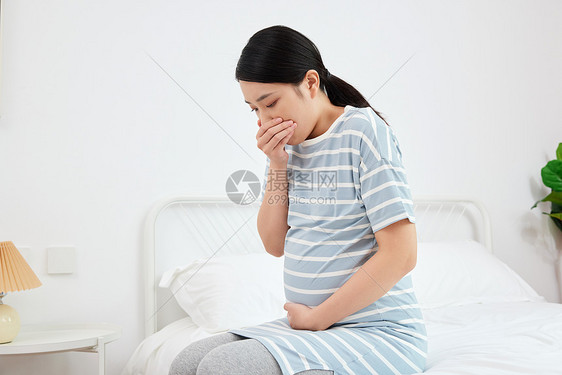年轻孕妇孕期不良反应孕吐图片