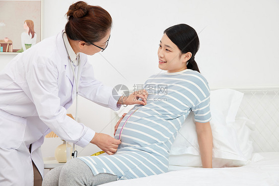 妇产科医生为孕妇测量孕肚图片