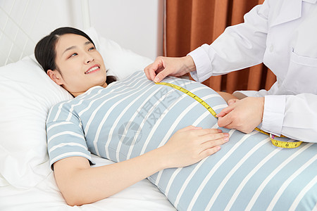 妇产科医生为孕妇测量孕肚腰围图片