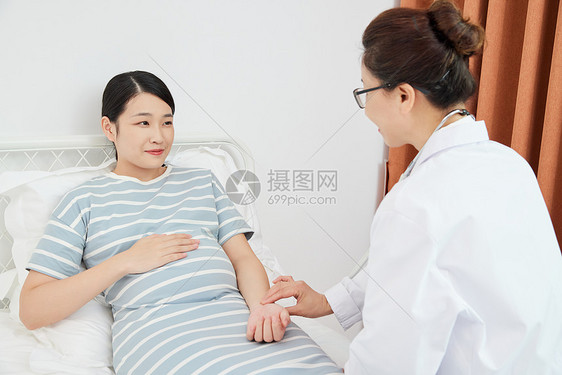 妇产科医生老中医为孕妇把脉图片