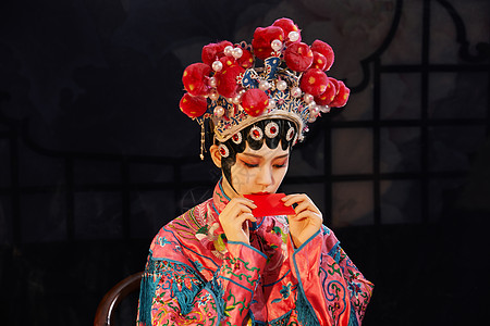 国粹戏曲京剧美女对镜使用口红纸图片