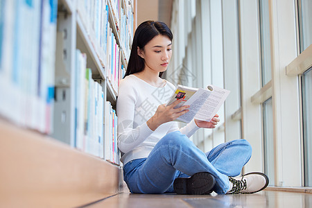 在图书馆看书学习的青年女性图片