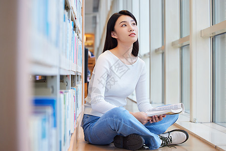 图书馆看书学习的年轻女性图片