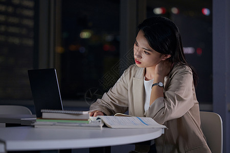 女大学生熬夜自习压力大图片