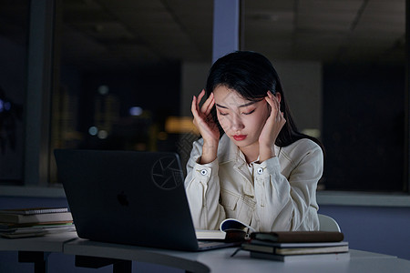 深夜加班女大学生熬夜自习压力大背景