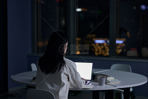 熬夜备考的女大学生图片