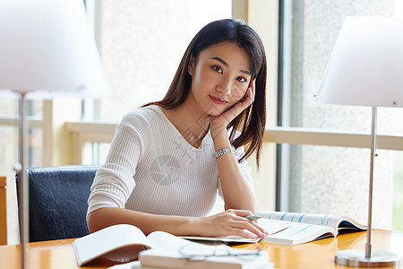 高考女大学生在自习室学习备考形象背景