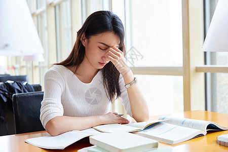 女学生图书馆备考压力大图片