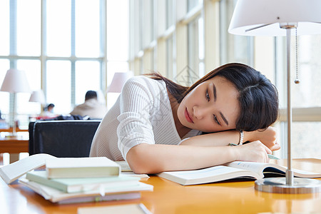 女大学生在自习室休息图片