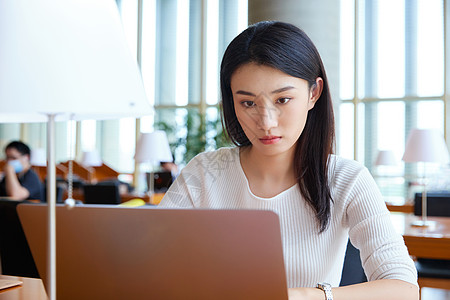 女大学生使用笔记本学习记录高清图片