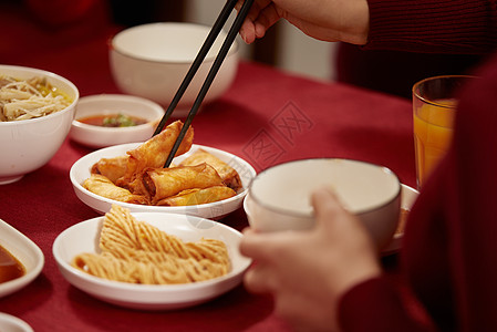 新年首页年夜饭夹春卷背景