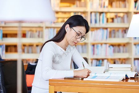 在图书馆学习的女大学生高清图片