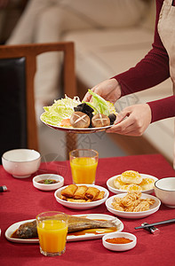 年夜饭团圆饭夹菜特写背景图片