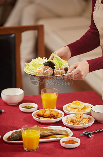 年夜饭团圆饭夹菜特写图片