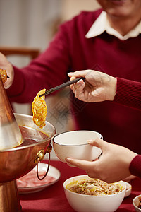 年夜饭团圆饭夹菜特写图片