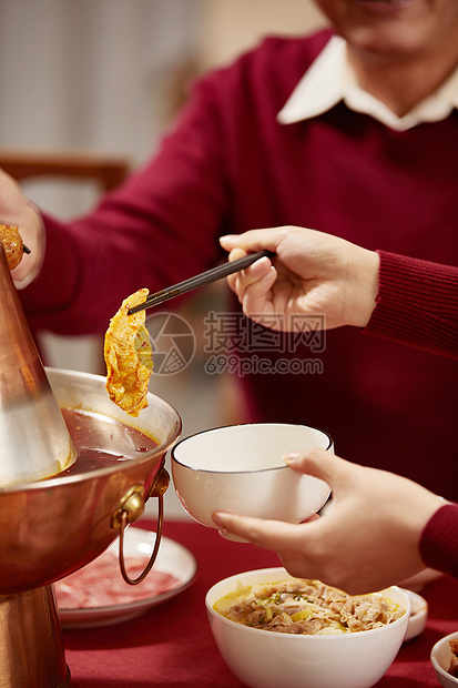 年夜饭团圆饭夹菜特写图片