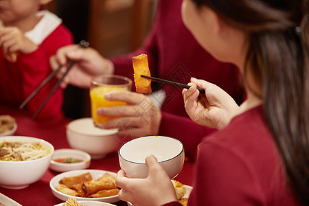 年夜饭团圆饭夹菜特写高清图片