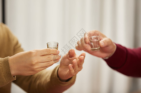 白酒干杯敬酒碰杯手部特写背景