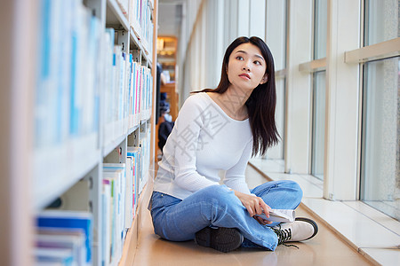 人台在图书馆看书学习的青年女性背景