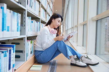 女学生在图书馆看书学习图片