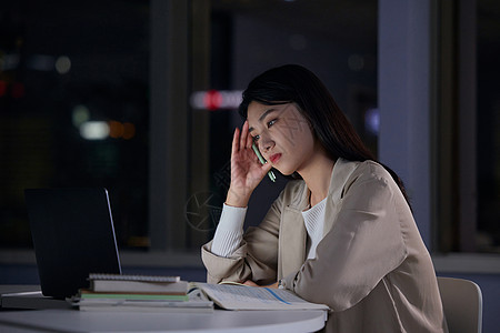 女学生熬夜备考压力大图片