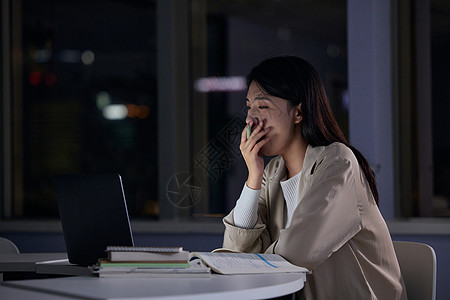 青年女性熬夜复习备考打瞌睡背景图片