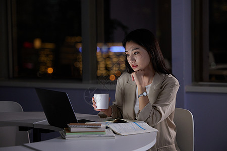 女学生深夜学习喝咖啡高清图片