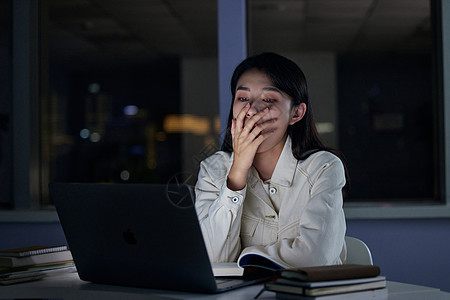 青年女性熬夜复习备考打瞌睡图片