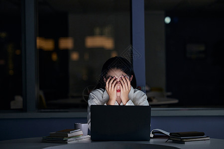 女学生熬夜备考压力大高清图片